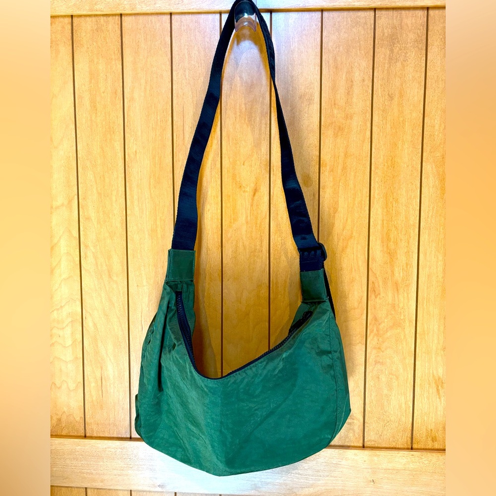 BAGGU Bay Laurel Medium Crescent bag